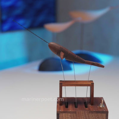 MarinerPoet™ Autómata de Ballena en Nogal Hecho a Mano
